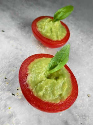 Zontomaatjes met avocado puree en basilicum